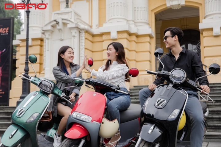 So sánh giữa xe máy điện và xe tay ga 50cc. Nên mua loại nào?